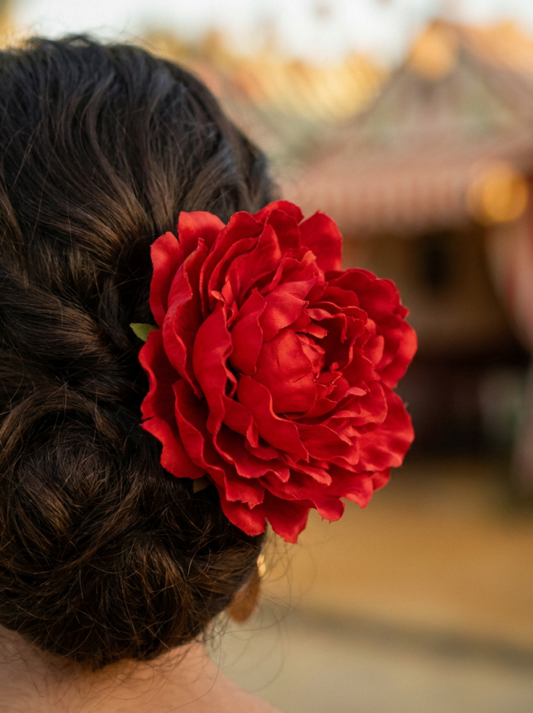 Peonía roja para el pelo del traje de flamenca prendida en un recogido