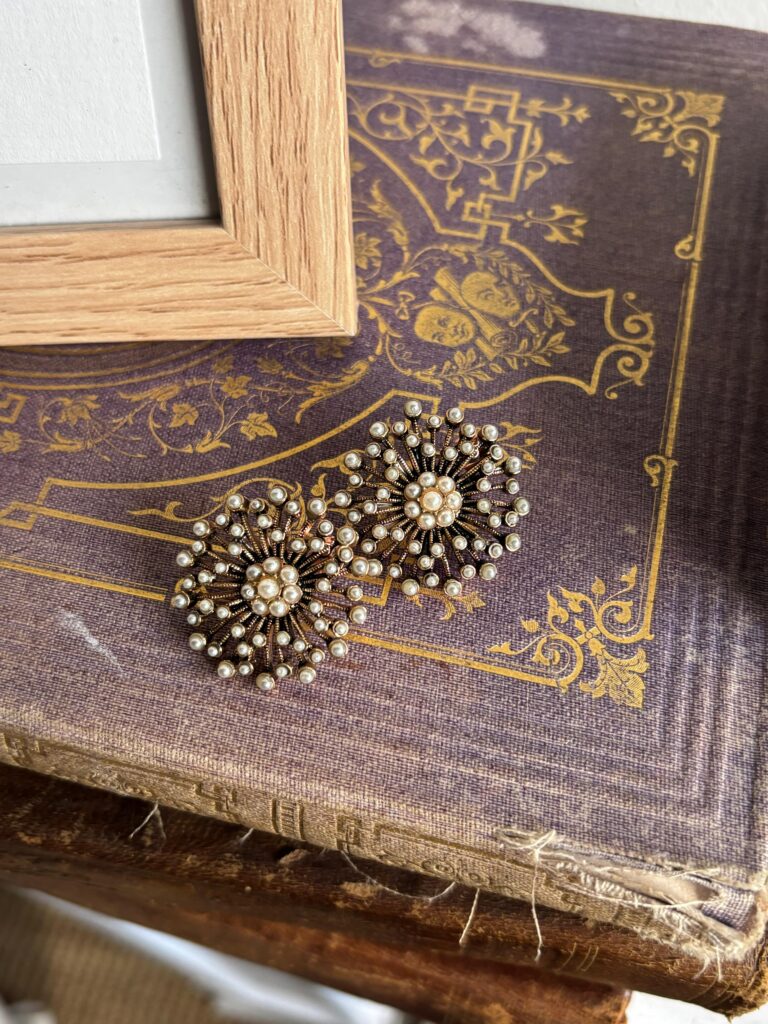 Pendientes Felipa Perlas de Doña Sol, pendientes de perlas en bronce