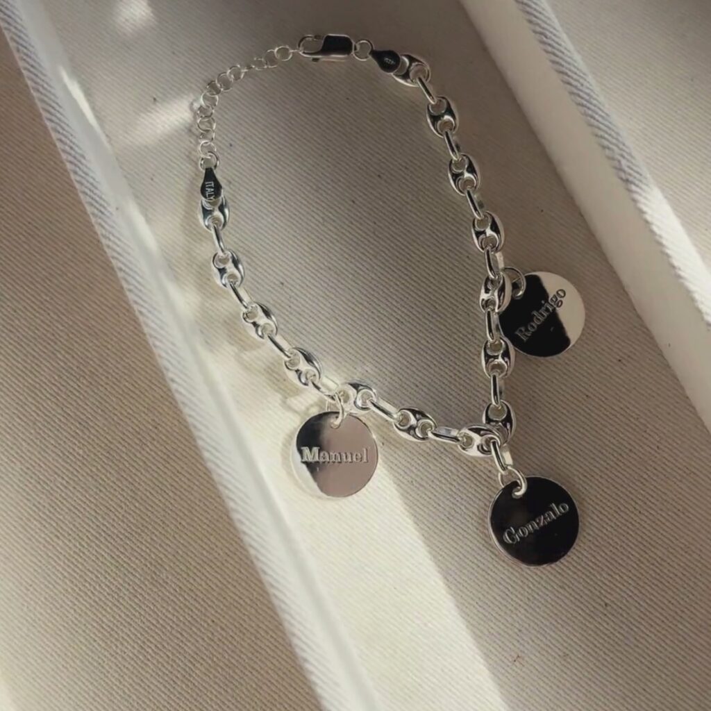 Pulsera personalizada con medallas de Doña Sol