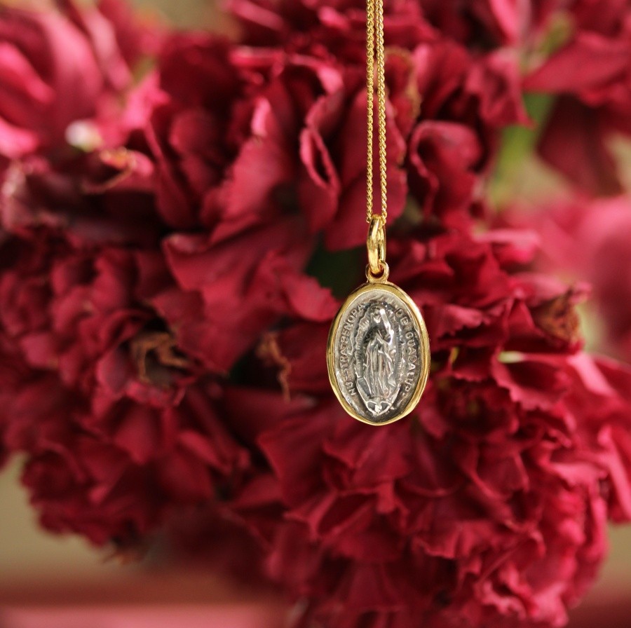 Medalla virgen de guadalupe en plata de ley con filo chapado en oro, Doña Sol