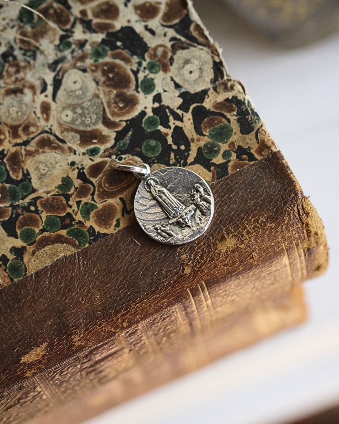 Medalla Virgen de Fátima Redonda en plata de ley 925 - Doña Sol